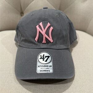 Women’s ‘47 Yankee Cap, Gray with Pink Logo